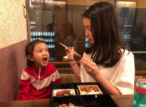 姐姐力爆棚!多多喂多妹吃饭