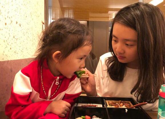 姐姐力爆棚!多多喂多妹吃饭