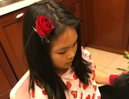 李湘晒女儿插花照 