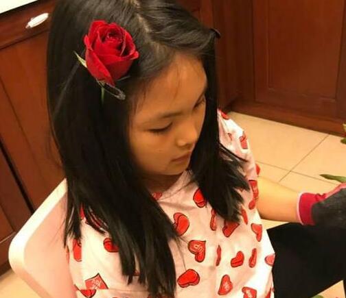 小公主!李湘晒女儿插花照美翻了 王诗龄披散黑发别了一朵玫瑰