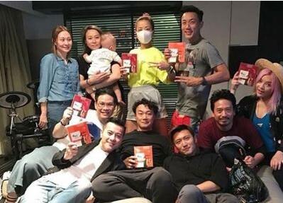 王菲去哪了?谢霆锋组饭局下厨 陈奕迅、苏永康夫妇等捧场星光熠熠