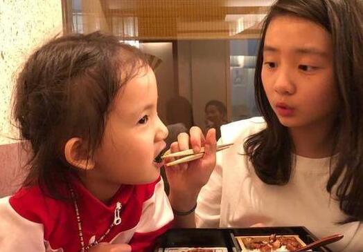 亲如手足!多多喂多妹吃饭 多多穿一身白色清爽短袖披散着头发美翻了