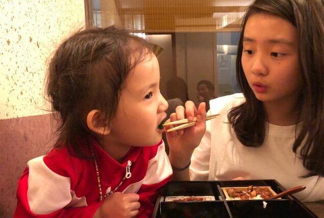 黄家有女初长成!多多喂多妹吃饭孙莉托腮静静看 模样可爱