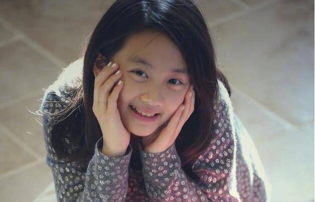 黄家有女初长成!多多喂多妹吃饭孙莉托腮静静看 模样可爱