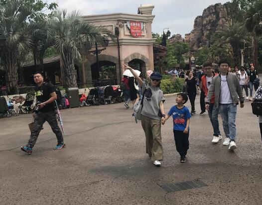 暖心爆棚!偶遇黄圣依安迪 母子俩手拉手游玩超有爱其乐融融很温馨