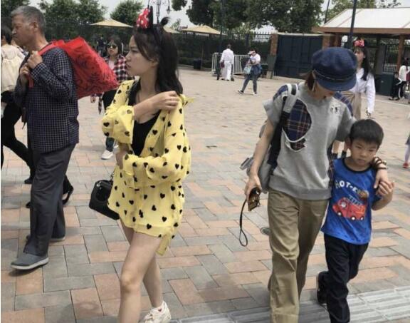暖心爆棚!偶遇黄圣依安迪 母子俩手拉手游玩超有爱其乐融融很温馨
