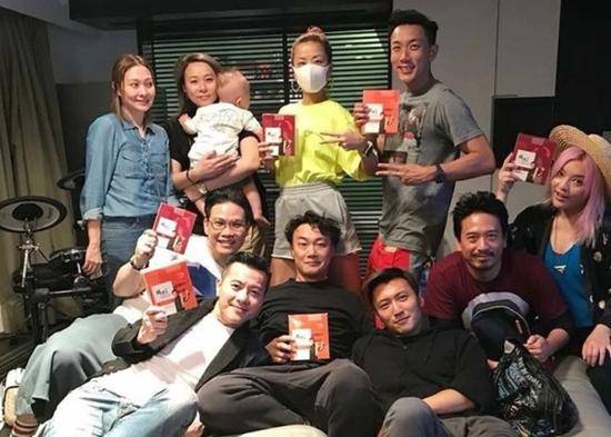 谢霆锋组饭局下厨来的客人都不得了 分析：为什么王菲没参加？