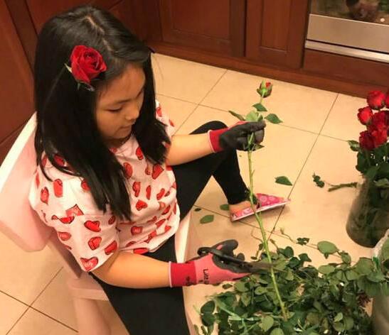 李湘晒女儿插花照 专注认真的Angela王诗龄看起来格外可爱