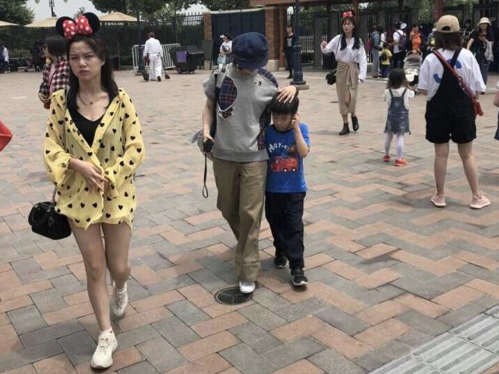 偶遇黄圣依安迪 黄圣依不时揉一下安迪的小脑袋画面太温馨