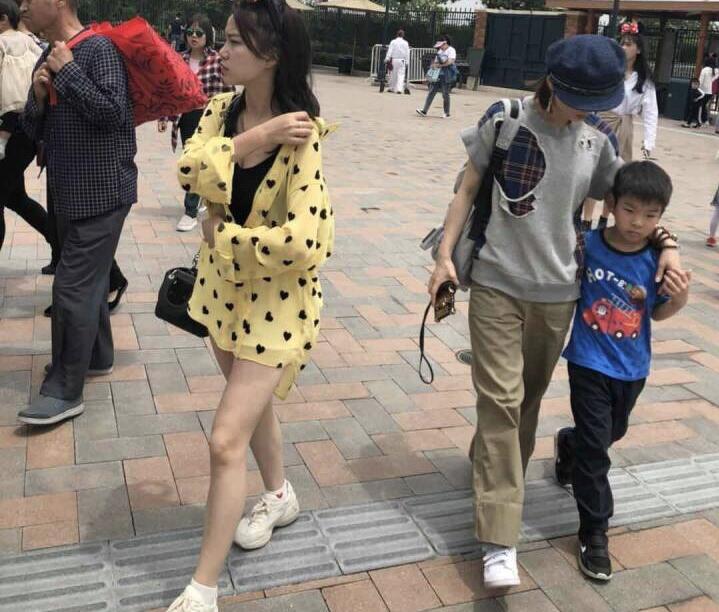 偶遇黄圣依安迪 黄圣依不时揉一下安迪的小脑袋画面太温馨