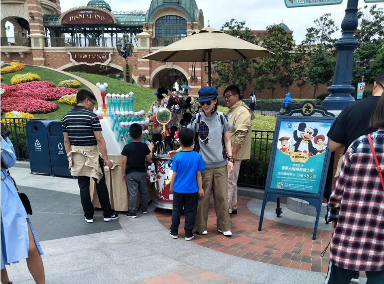 偶遇黄圣依安迪 黄圣依不时揉一下安迪的小脑袋画面太温馨