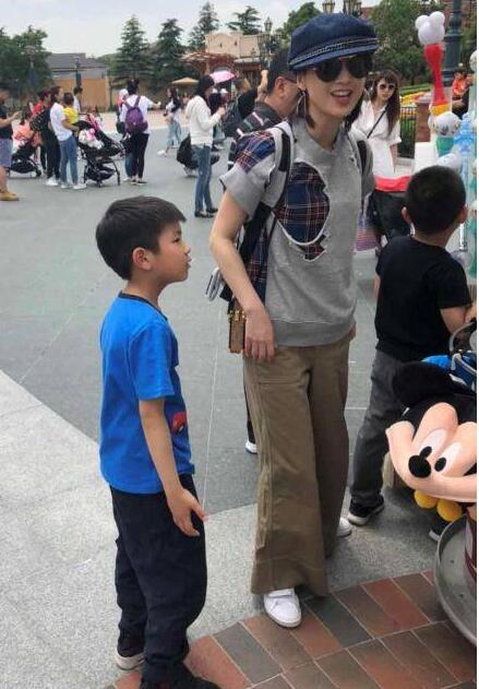 粉丝偶遇黄圣依带安迪游迪士尼 安迪全程都黏在妈妈身边