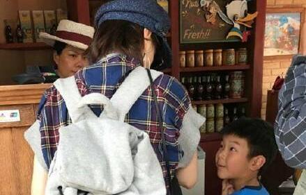 粉丝偶遇黄圣依带安迪游迪士尼 安迪全程都黏在妈妈身边