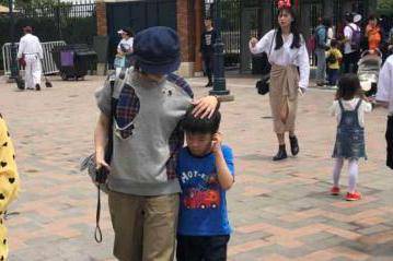 粉丝偶遇黄圣依带安迪游迪士尼 安迪全程都黏在妈妈身边