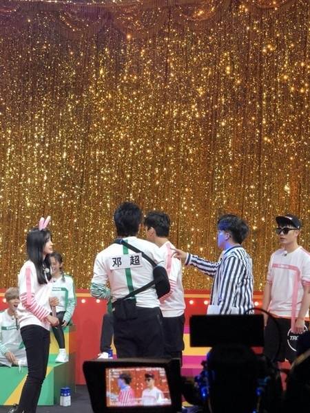 邓超工作室回应手打石膏:肩部摔伤目前恢复中 谢谢大家关心