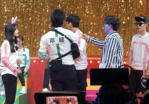 打石膏现身跑男!邓超工作室回应摔伤 千万不要为了他降低游戏难度