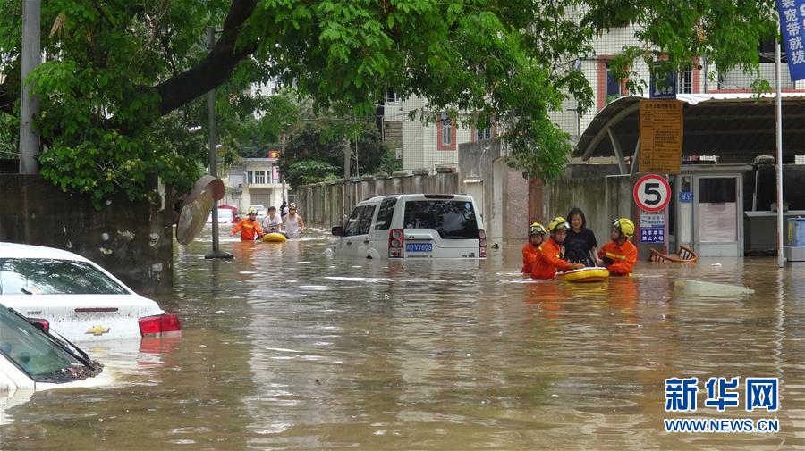 厦门遭遇特大暴雨 多条道路封闭多个航班取消