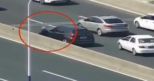 感动！八旬老太高架翻栏杆轻生 宝马车主一脚刹车冲过去死死抱住