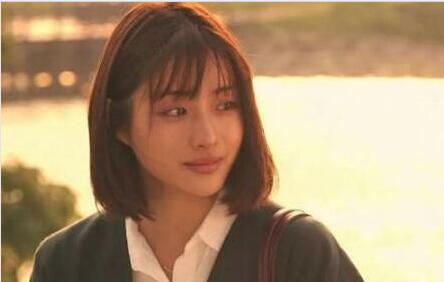 粉丝心碎！石原里美恋情曝光 被拍到与一高大男子现身冲绳