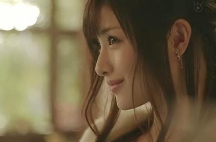 粉丝心碎！石原里美恋情曝光 被拍到与一高大男子现身冲绳