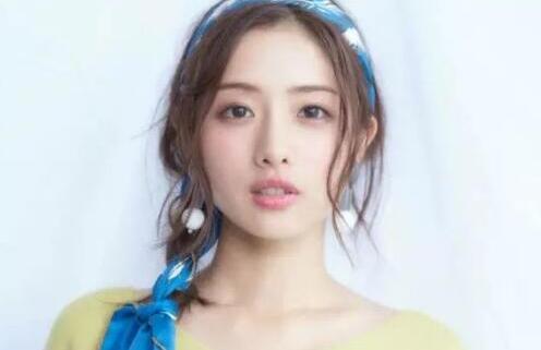 粉丝心碎！石原里美恋情曝光 被拍到与一高大男子现身冲绳