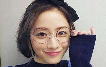 粉丝心碎！石原里美恋情曝光 被拍到与一高大男子现身冲绳