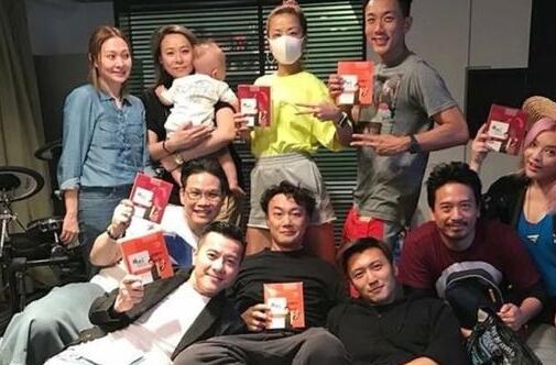 大咖聚餐!谢霆锋组饭局下厨 这张照片不得了几乎每人都成双成对出席