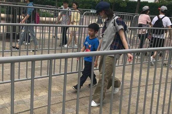 全世界都在偶遇明星!网友偶遇黄圣依安迪 低调不奢侈教子有方