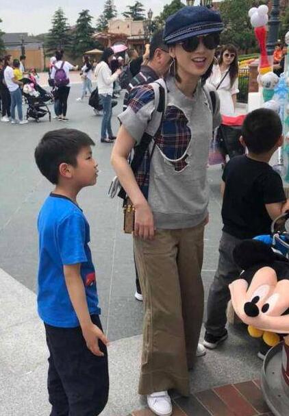 全世界都在偶遇明星!网友偶遇黄圣依安迪 低调不奢侈教子有方