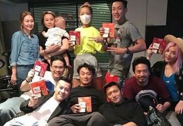 成双成对！谢霆锋组饭局下厨独缺王菲 谢霆锋和刘浩龙的伴侣不在