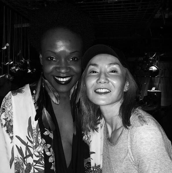 风韵犹在！张曼玉近照曝光 和“黑玫瑰”合影笑容灿烂面对镜头