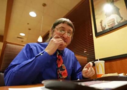 吃货中的战斗机!46年吃3万个汉堡 