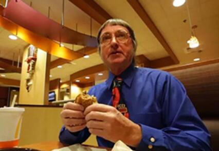 吃货中的战斗机!46年吃3万个汉堡 