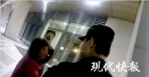 六旬大妈打赏主播 给30岁帅哥主播打赏了30万还认了干儿子