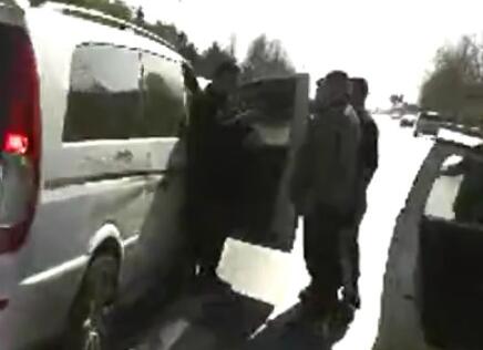 公然挑衅?老赖高速逼停警车 