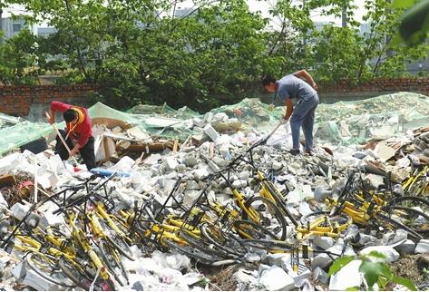 上百辆共享单车遭活埋 工作人员徒手活刨均已