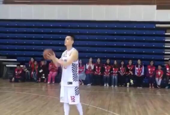 颜值爆表！杨鸣拍公益广告 与粉丝亲密的互动很暖心