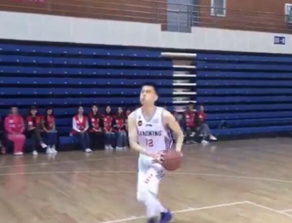 颜值爆表！杨鸣拍公益广告 与粉丝亲密的互动很暖心