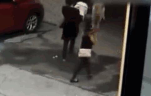 惊悚实拍!天降大狗砸中路人 ICU躺20天手脚没有知觉或面临高位截瘫