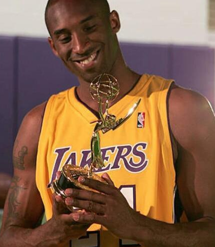 惊喜！湖人名宿科比短片获艾美奖 《亲爱的篮球》被点赞