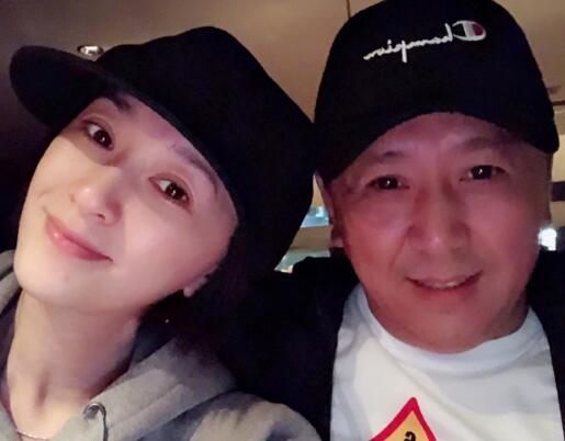 甜炸了!李小冉晒生日照 