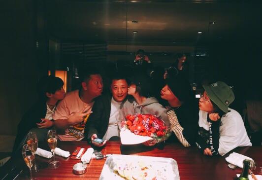 甜炸了!李小冉晒生日照 