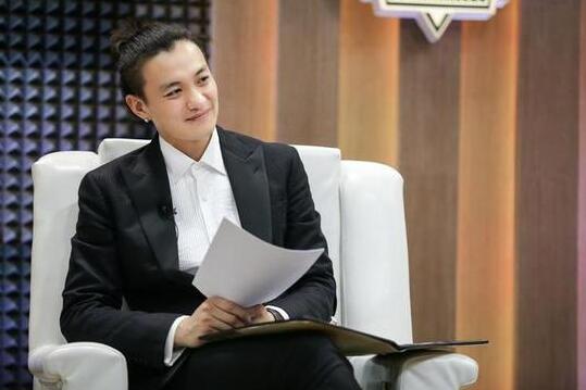 朱丹带女儿逛公园 主持界