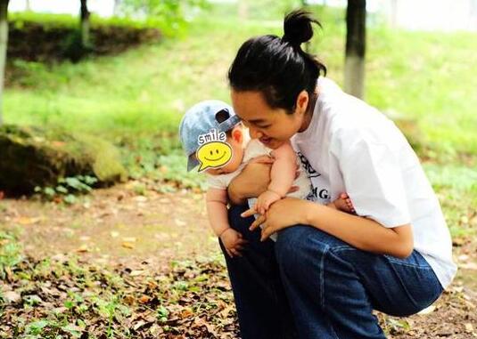 朱丹带女儿逛公园 主持界