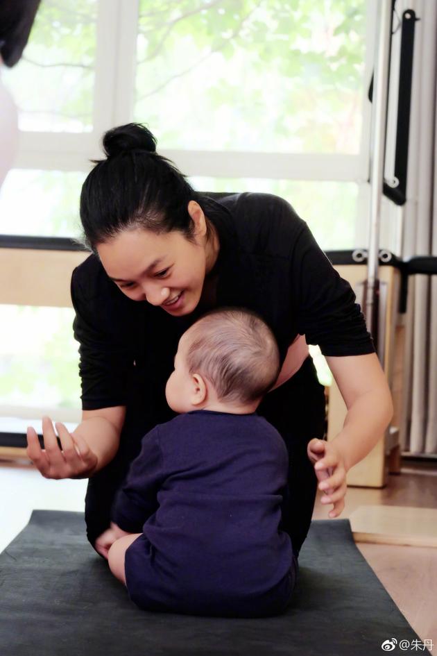 母爱绵绵!朱丹带女儿逛公园自称“老母亲” 拼命三娘展温情一面