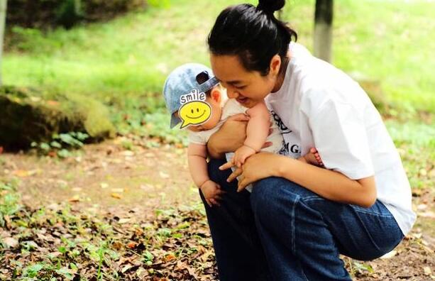 朱丹带女儿逛公园 话语充满童趣:跟花花草草道早安