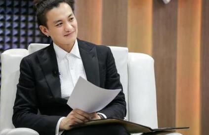 朱丹带女儿逛公园 话语充满童趣:跟花花草草道早安