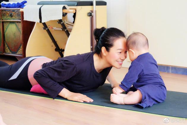 朱丹带女儿逛公园 话语充满童趣:跟花花草草道早安