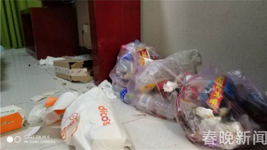 不忍看！丽江一客栈 两女房客将房间变成了垃圾场