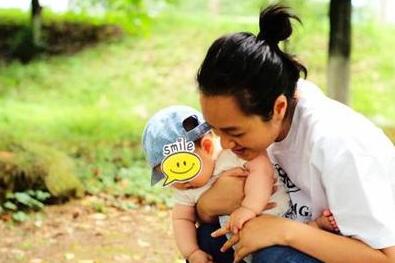 朱丹带女儿逛公园照被爆撞脸老公周一围 网友：好友夫妻相